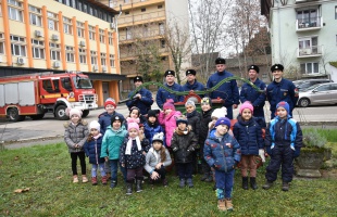 Ovisok díszei szépítik a tűzoltók karácsonyfáját
