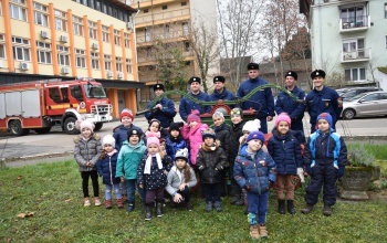 Ovisok díszei szépítik a tűzoltók karácsonyfáját