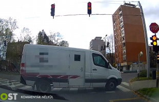 Zebrán kelt át a pénzszállító a Honvéd csomópontban, majd a járdán folytatta útját