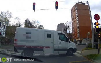 Zebrán kelt át a pénzszállító a Honvéd csomópontban, majd a járdán folytatta útját