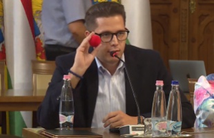 Bohócorrot ajándékozott Bereczki Dávid Nadrai Norbertnek