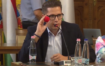 Bohócorrot ajándékozott Bereczki Dávid Nadrai Norbertnek