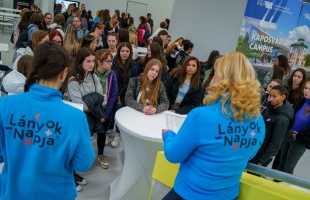 „A nőknek is helye van a tudományban” – középiskolás lányok körében népszerűsítették a különböző tudományterületeket