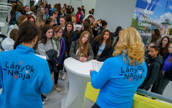 „A nőknek is helye van a tudományban” – középiskolás lányok körében népszerűsítették a különböző tudományterületeket