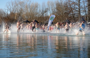 Közel százan mártóztak meg a Balatonban az év utolsó napján