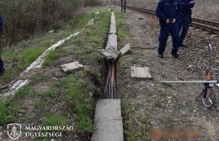 Még az sem érdekelte a tolvajokat, hogy elsötétül a vasúti átjáró