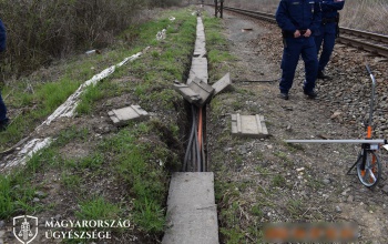 Még az sem érdekelte a tolvajokat, hogy elsötétül a vasúti átjáró