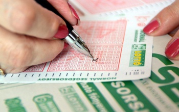 Hármat toppant a lottózó előtt a friss milliárdos