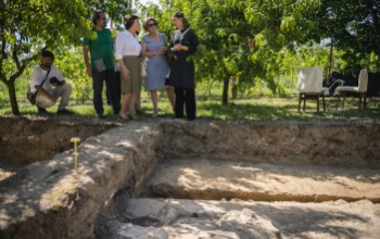 Oszmán hercegnők jártak Szulejmán szigetvári síremlékénél