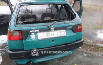 Kiégett egy autó a Nádasdi utcában hétfőn
