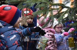 Idén is óvodások díszítették fel a kaposvári tűzoltók karácsonyfáját