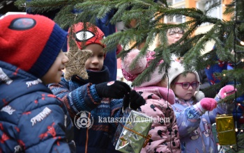 Idén is óvodások díszítették fel a kaposvári tűzoltók karácsonyfáját
