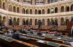 Hétfőn dönt a parlament a veszélyhelyzet meghosszabbításáról