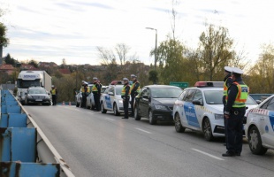 Drónokkal és civil autókkal csaptak le a szabálytalan autósokra Kaposváron