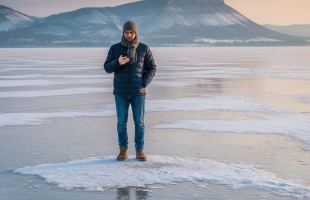 Megbírságoltak egy férfit, aki besétált a Balaton jegére
