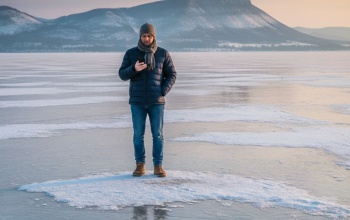 Megbírságoltak egy férfit, aki besétált a Balaton jegére