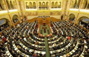 Megkezdi a költségvetési vitát a parlament