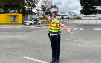 Nem emlékszik a rendőri karjelzésekre? Egy kaposvári rendőr a TikTok-on magyarázza el a jelentésüket