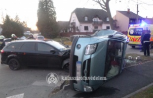 Oldalára borította a Ford a Suzukit