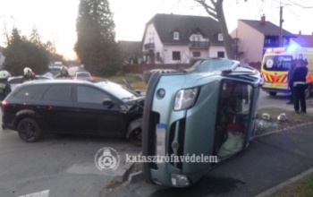 Oldalára borította a Ford a Suzukit