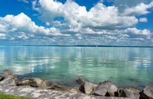 Balaton: öt nap alatt újabb öt centis vízszintemelkedés – a zsilip zárva