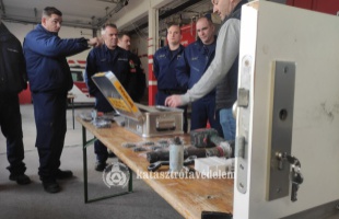 Zárnyitó készletet kaptak a siófoki tűzoltók