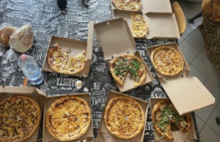 Pizzával hálálta meg a kaposvári mentősöknek, hogy újraélesztették