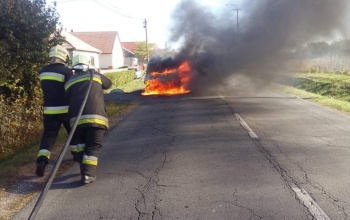 Kigyulladt egy autó Lengyeltótiban