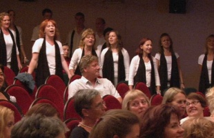 Rögtönzött Bolyki-koncert az előadás előtt