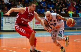 Elváltak Gibson és a KKK útjai