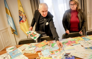 1700 alkotás közül választják ki Kaposvár idei ünnepi üdvözlőlapját