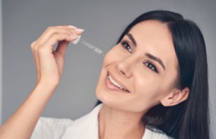 Arcszérumokkal kapcsolatos kisokos: kérdések és válaszok kezdőknek