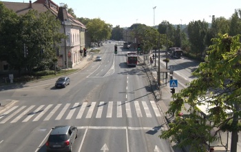 Figyelem! Lezárják a Petőfi téri zebrát!