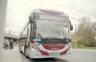 Fehér színű, csere elektromos busz jár Kaposváron