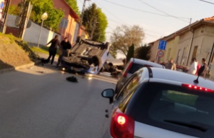 Két autó karambolozott a Damjanich utca és a Virág utca kereszteződésében - az egyik autó a tetejére borult