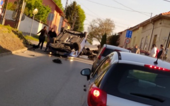 Két autó karambolozott a Damjanich utca és a Virág utca kereszteződésében - az egyik autó a tetejére borult