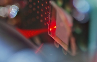 A fény elektromos terével keltettek fémekben ultragyors áramot magyar kutatók