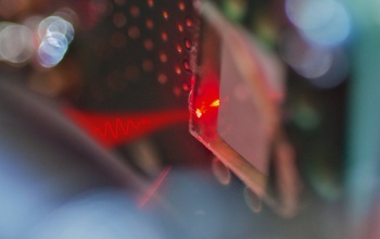 A fény elektromos terével keltettek fémekben ultragyors áramot magyar kutatók