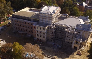 Mészkőborítást kap, fosszíliákkal a Csiky pucér hátsó része