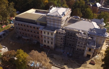 Mészkőborítást kap, fosszíliákkal a Csiky pucér hátsó része