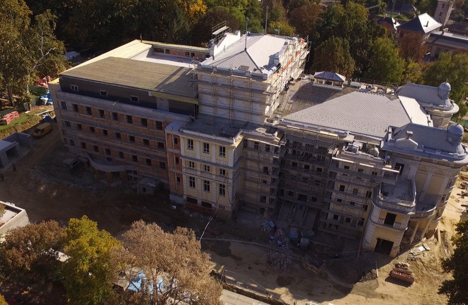 Mészkőborítást kap, fosszíliákkal a Csiky pucér hátsó része