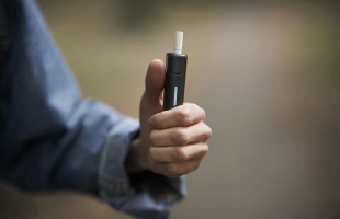 Aggasztó adatok: egyre több fiatal használja az e-cigarettát világszerte
