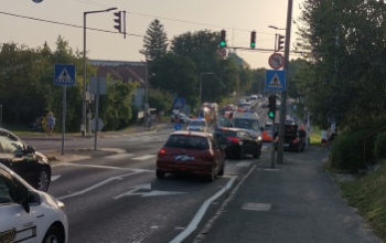 Rendőrautó ütközött taxival az Árpád utcában, megszökött egy rab