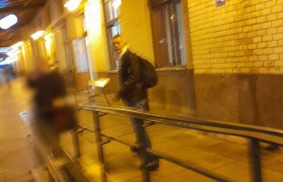 Ököllel verte a kalauzt, most keresi a rendőrség