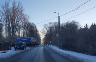 Keresztbe fordult egy kamion a toponári úton