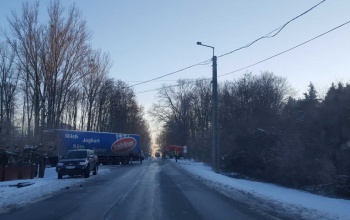 Keresztbe fordult egy kamion a toponári úton