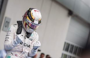 Hamilton indul az élről az év utolsó versenyén