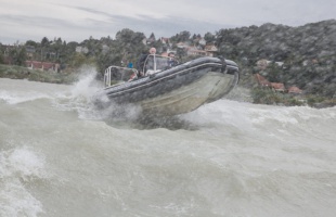 Kimentették a bajba jutott csónakosokat a Balatonból, egyikőjüket előállították