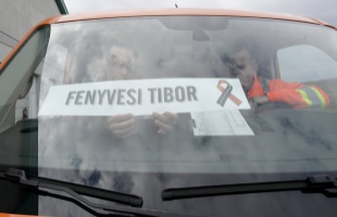 Konvojos felvonulással emlékeztek munkavégzés közben elhunyt kollégáikra a Közút dolgozói
