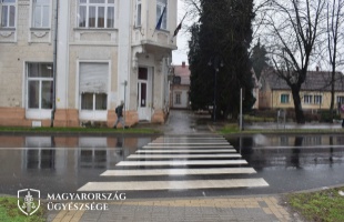 Párás szélvédővel vezetett, elütötte a gyalogost, vádat emeltek ellene